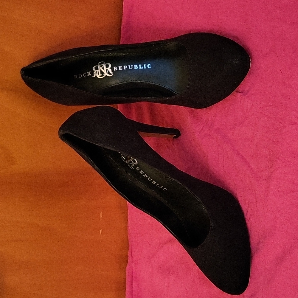 Womens Black Suede Rock & Republic Almond Toe Heels